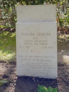 Hrob na hřbitově Brookwood Military Cemetery v Brookwood navštíven 9. května 2021