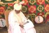 Emir de Daura Faruk Umar Faruk examine le brocart de l'enterprise textile tchèque VEBA