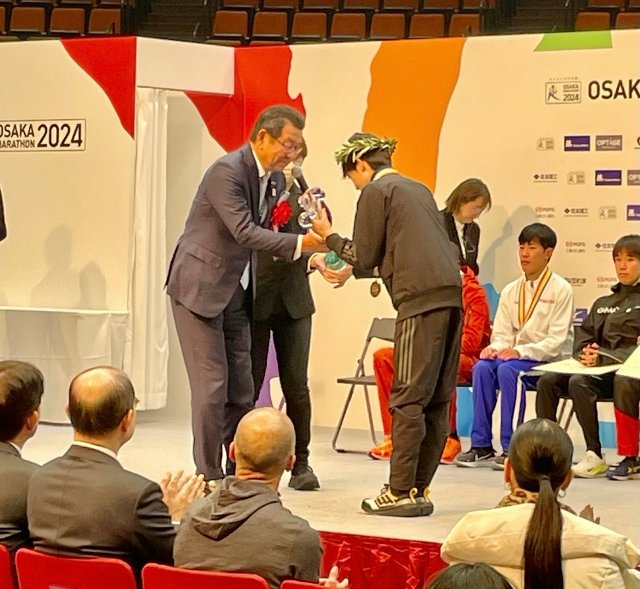 Ambassador's Cup presented to the best Japanese marathon runner of the Osaka Marathon 2024. 