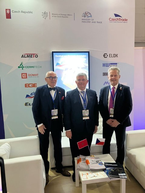 Le secrétaire d'État au Commerce extérieur du Maroc avec l'ambassadeur de la République tchèque au Maroc