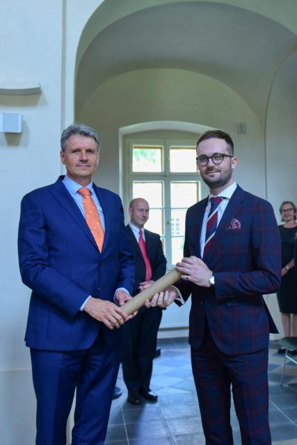 Diplomatická akademie Ministerstva zahraničních věcí má osm nových absolventů