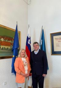 velvyslanec J. Chmiel s děkankou právnické fakulky univerzity v Maribru V. Rijavec