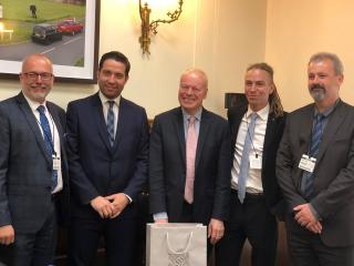 Ivan Bartoš, předseda výboru; Adam Kalous, místopředseda výboru; Jiří Kohoutek, člen výboru a Pavel Jelínek, člen výboru s předsedou britského partnerského Výboru pro bytovou politiku, komunity a místní samosprávu Clivem Bettsem