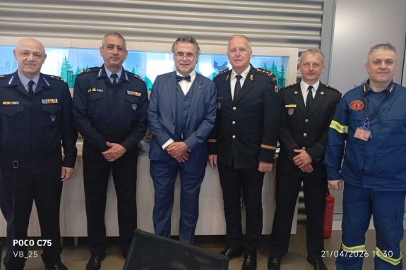 Z jednání na řeckém ministerstvu pro klimatickou krizi a civilní ochranu  - zleva: zástupce velitele řeckých hasičů Pappas, ředitel administrativní sekce Tsiurvas, český velvyslanec Ivo Šilhavý, generální ředitel HSZ ČR Vlček, plk. Franc a ředitel krizového koordinačního střediska Michalopulos  