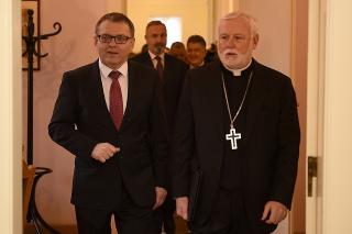 Ministr Lubomír Zaorálek a tajemník pro styky se státy Svatého stolce Paul Richard Gallagher