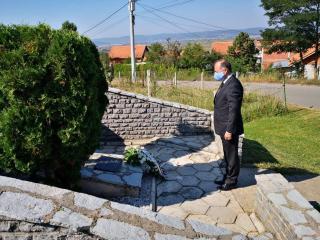 Vedoucí ZÚ Priština Pavel Bílek a velitel české jednotky v KFOR major Pavel Netolický společně s vojáky českého kontingentu uctili položením věnců a minutou ticha památku dvou tragicky zesnulých českých vojáků v KFOR.