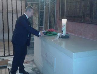 Ministro Brabec depone un omaggio floreale sulla tomba del Cardinale Beran sepolto nelle Grotte Vaticane 