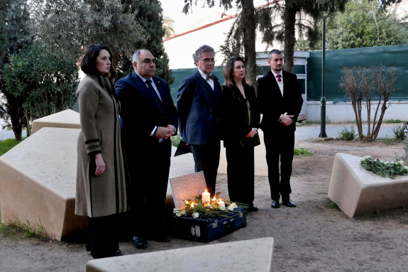 Spoluorganizátoři symbolické pietní akce u athénského památníku holokaustu (zleva)  slovenská velvyslankyně Marcela Hanusová, kyperský velvyslanec Stavros Avgustides, český velvyslanec Ivo Šilhavý, generální tajemnice Athénské židovské obce Delia Alchanati a athénský rabín Gabriel Negrin 