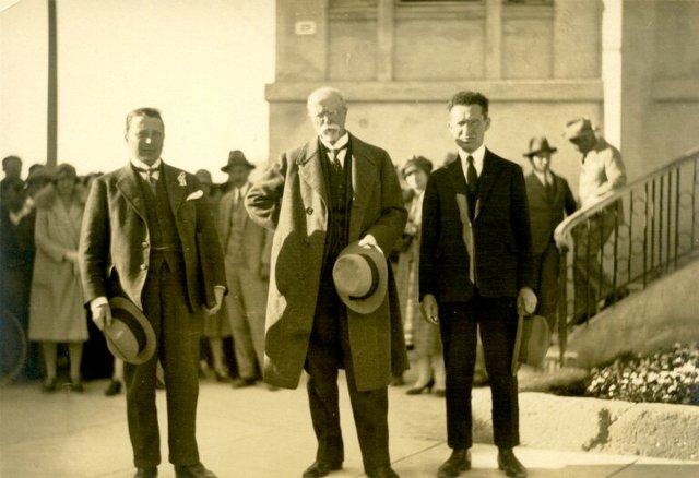 TGM na návštěvě Palestiny. S doprovodem v Tel Avivu 12. dubna 1927; MÚA, AÚTGM, fond Ústav T.G. Masaryka I (47/1), sign. 47-XIX-058 
