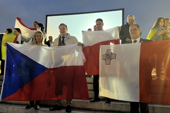 Vlajka České republiky mezi vlajkami dalších zúčastněných zemí