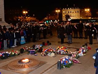 Ceremonie u hrobu neznámého vojína pod Vítězným obloukem v Paříži.