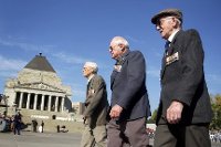 Tom Pritchard a členové sdružení Rats of Tobruk pochodují při příležitosti Anzac Day