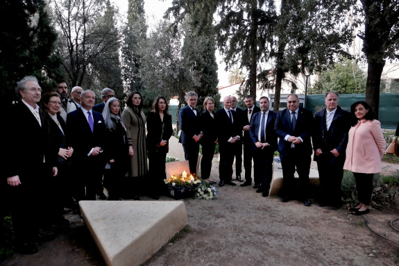 Památce obětí terezínského rodinného tábora BIIb se přišli poklonit  vedoucí diplomatických misí akreditovaných v Řecku, zvláštní zmocněnkyně Ministerstva zahraničí Řecka pro potírání antisemitismu a ochranu památky holokaustu, zástupci Athénské židovské obce, předsedkyně českých krajanských organizací a další čestní hosté 