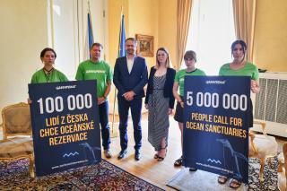 Náměstek ministra zahraničních věcí Martin Smolek přijal petici Greenpeace týkající se ochrany oceánů