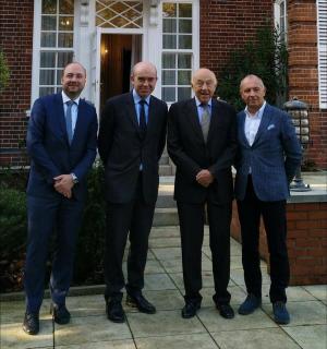 Zprava: velvyslanec Libor Sečka, Sir John Tusa, Jonathan Marsden a zástupce velvyslance Jan Brunner