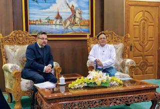 Náměstek Martin Tlapa a unijní ministr pro mezinárodní spolupráci  U Kyaw Tin. 