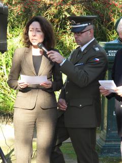 Velvyslankyně Marie Chatarodvá na pařížském hřbitově Père Lachaise u Památníku československých vojáků.