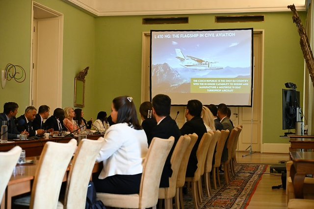 z prezentace společnosti Omnipol Group pro seychelskou ministryni v Praze