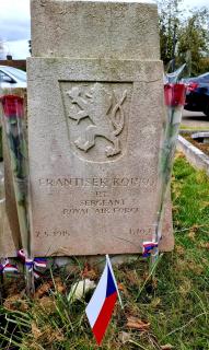 Hrob na hřbitově Eastfield Cemetety v Peterborough navštíven 16. dubna 2021