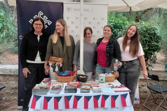 Na úspěchu českém stánku se spolupodílely  Velvyslanectví České republiky v Athénách a Czech Association. 