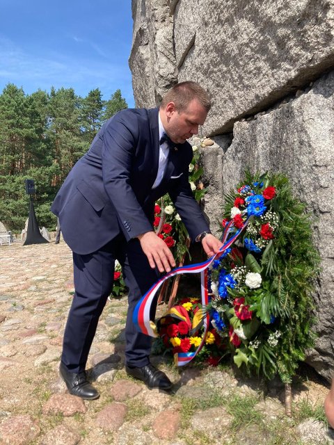 Złożenie wieńca pod pomnikiem ofiar Holokaustu na terenie byłego obozu zagłady w Treblince