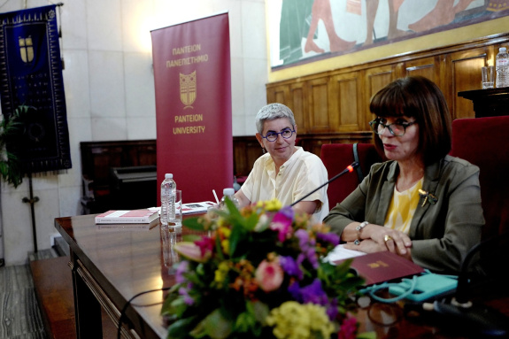 PhDr. Kateřina Králová Ph.D., profesorka moderních dějin na Fakultě sociálních věd Univerzity Karlovy (vlevo) a profesorka Christina Koulouri, rektorka Fakulty politických věd a historie na Univerzitě Panteion