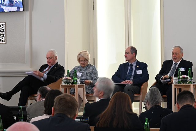 Mesa redonda con el ministro Lubetkin, presidente de EU–LAC Foundation José Antonio Arróspide del Busto, y los embajadores de México y Ecuador