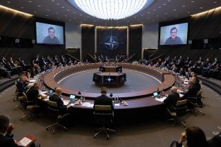Ministři zahraničí NATO potvrdili v Bruselu jednotný postoj proti ruské agresi