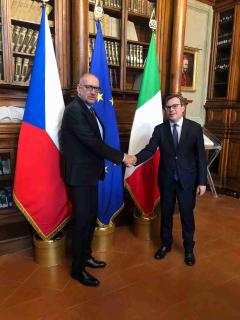 Il ministro degli Affari europei della Repubblica Ceca Mikuláš Bek con il ministro degli affari esteri europeo Vincenz Amendola