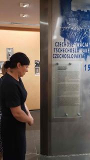 Unijní komisařka Věra Jourová si prohlíží expozici připomínající vyvraždění Romů původem z Československa