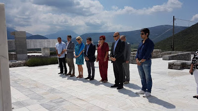 Položení věnce u památníku obětí Distoma