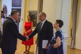 Velvyslanec Juraj Chmiel vítá předsedu Alojze Kovšcu s manželkou 