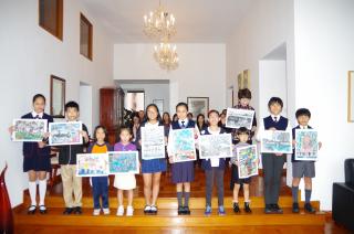Lidice 2018 - children show the awarded drawings 