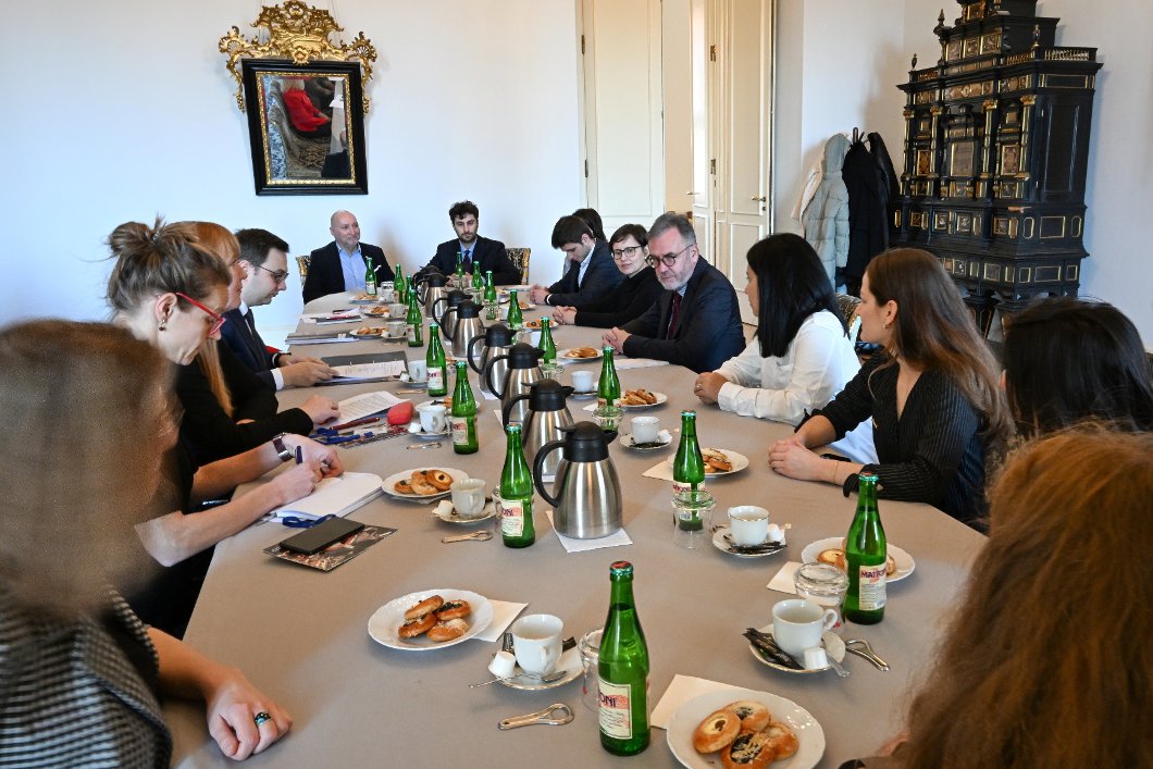 Minister Lipavský Met the New President of Radio Free Europe and the Journalism Scholarship Fellows