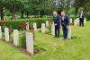 Paying homage to F. Schultz at the cemetery in Hull