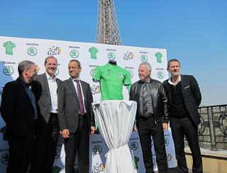 De gauche à droite: Monsieur Bernard Hinault, le quintuple vainqueur du Tour, Monsieur Christian Prudhomme, directeur du Tour de France, Monsieur Lahouari Bennaoum, directeur de Škoda France, Monsieur Stephen Roche, vainqueur du Tour en 1987 et Monsieur Yann Le Moenner, directeur général d'A.S.O.