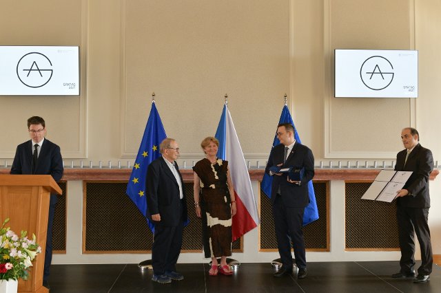 Ministr Lipavský předal Cenu Gratias agit za rok 2025 manželům Pallasovým