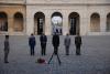 Cérémonie à l’Hôtel national des Invalides / Ceremonie na čestném nádvoří pařížské Invalidovny.