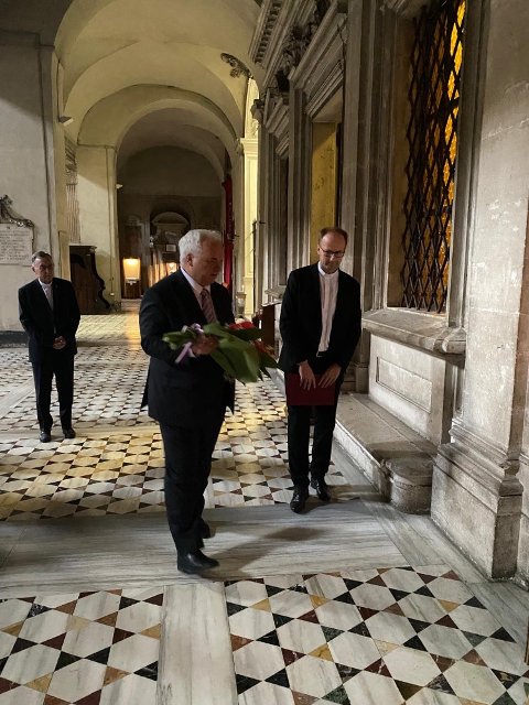 deposizione dei fiori alla tomba di Giovanni di Jenzenstein