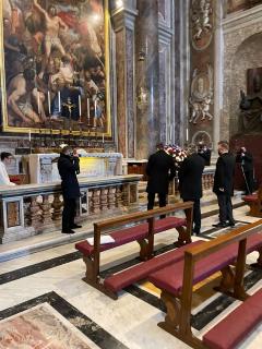 deposizione dei fiori sulla tomba di San Giovanni Paolo II 