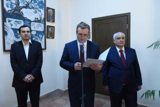 Zahájení výstavy (zleva A. Sadıxov, M. Ekert, K. Abdullayev)    Aydın Sadıxov představuje výstavu na Univerzitě jazyků    Zahájení výstavy fotografií z Prahy na Univerzitě jazyků