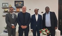 Generální ředitel ECTA Dr. Adugna Debela s velvyslancem Miroslavem Koskem