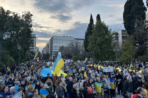 Účasníci shromáždění na podporu Ukrajiny v centru Athén