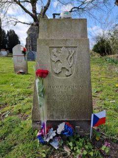 Hrob na hřbitově St. Ethelbert Churchyard v East Wretham navštíven 21. dubna 2021
