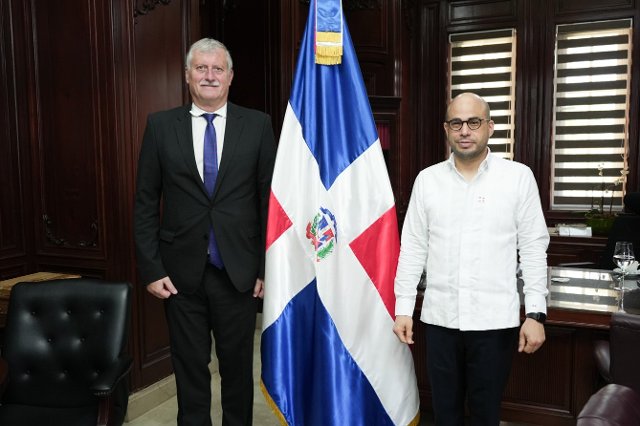 Velvyslanec Kubánek s náměstkem Caraballem