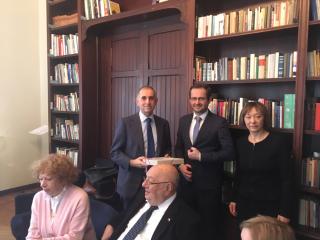 H.E. Smolek consegna la lettera del ministro degli aff. esteri al sig. Schiavoni per 10 anni di servizio per la Rep. Ceca 