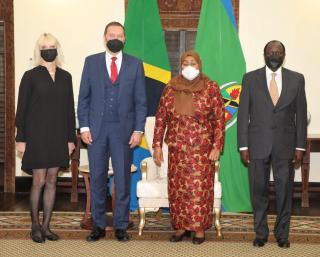 Paní prezidentka, pan velvyslanec, vv Joseph E. Sokoine (MZV Tanzanie) a pí Marta A. Ledgard (Velvyslanectví ČR v Nairobi)