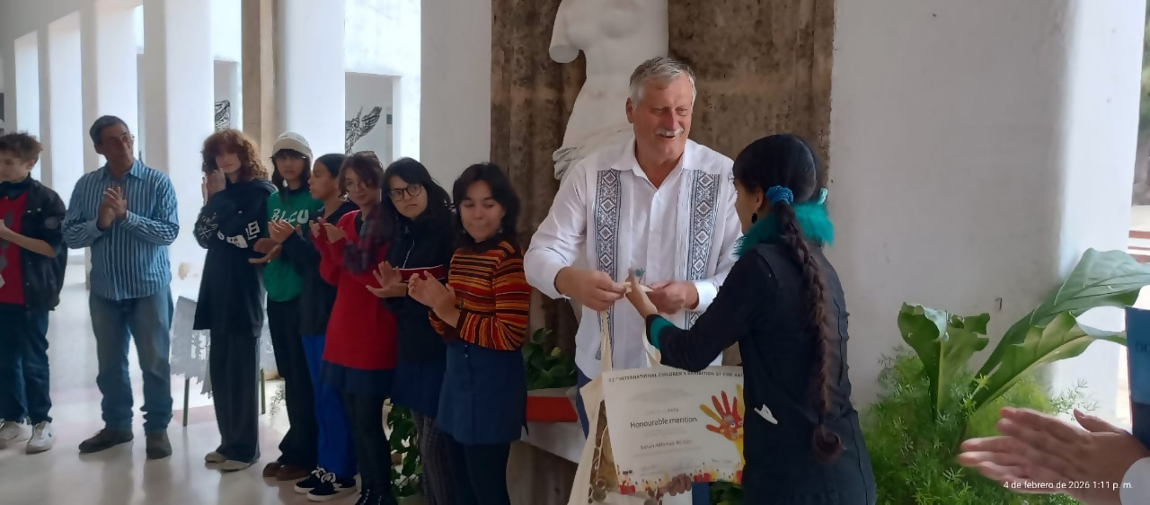 Velvyslanec předává ocenění