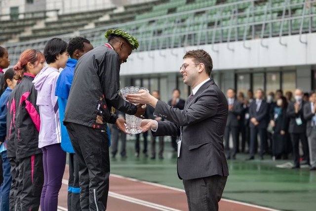 岡山の山陽女子ロードレース大会にて大使杯を授与 