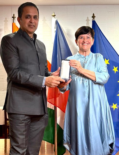 Velvyslankyně ČR v Indii J. E. Eliška Žigová předává Medili Za Zásluhy o diplomacii synovi Prof. M. L. Sondhiho panu Vivekandovi Sondhimu